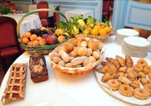 Desayuno continental gratuito y diario