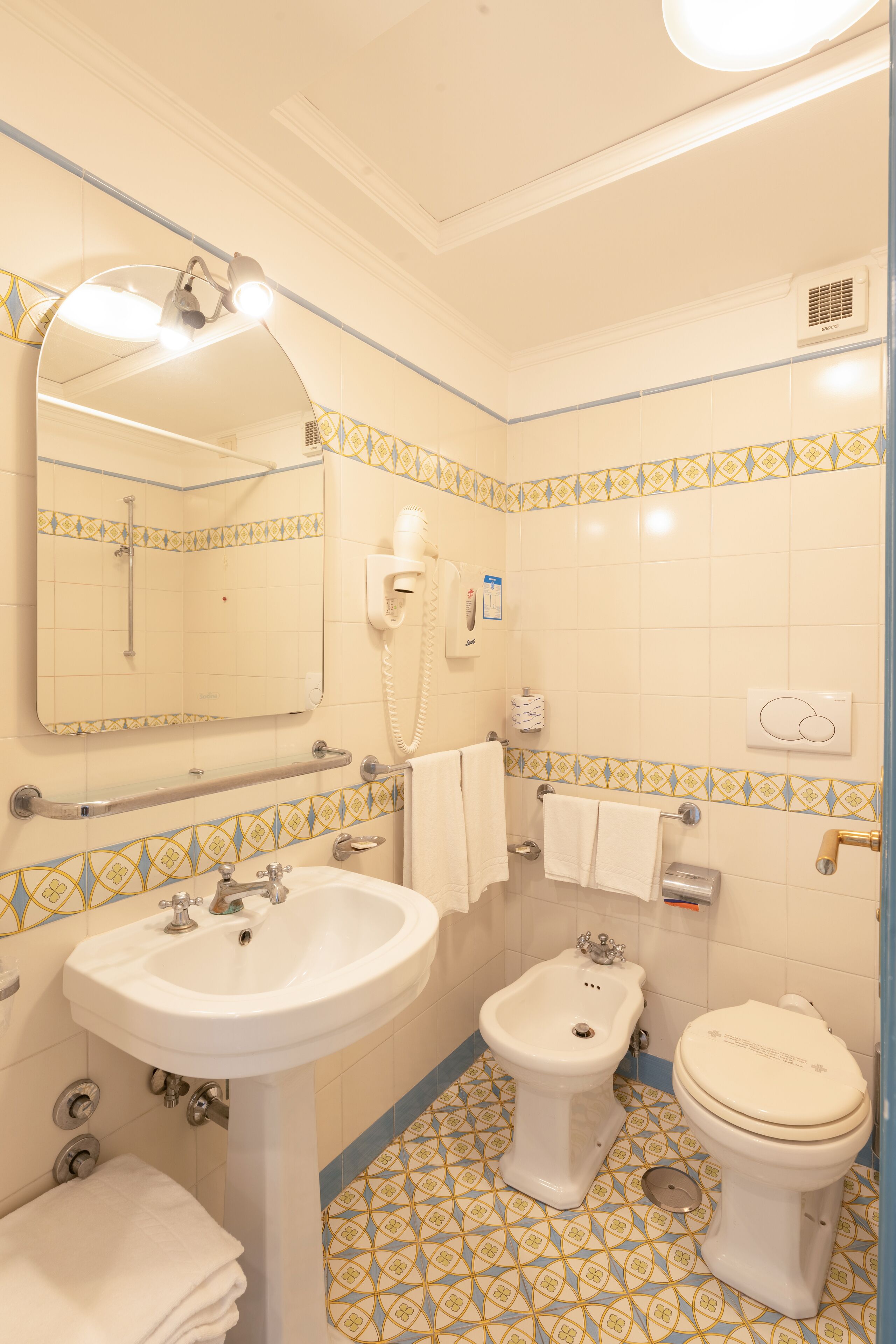 triple room | 1 bedroom, minibar, in-room safe, desk