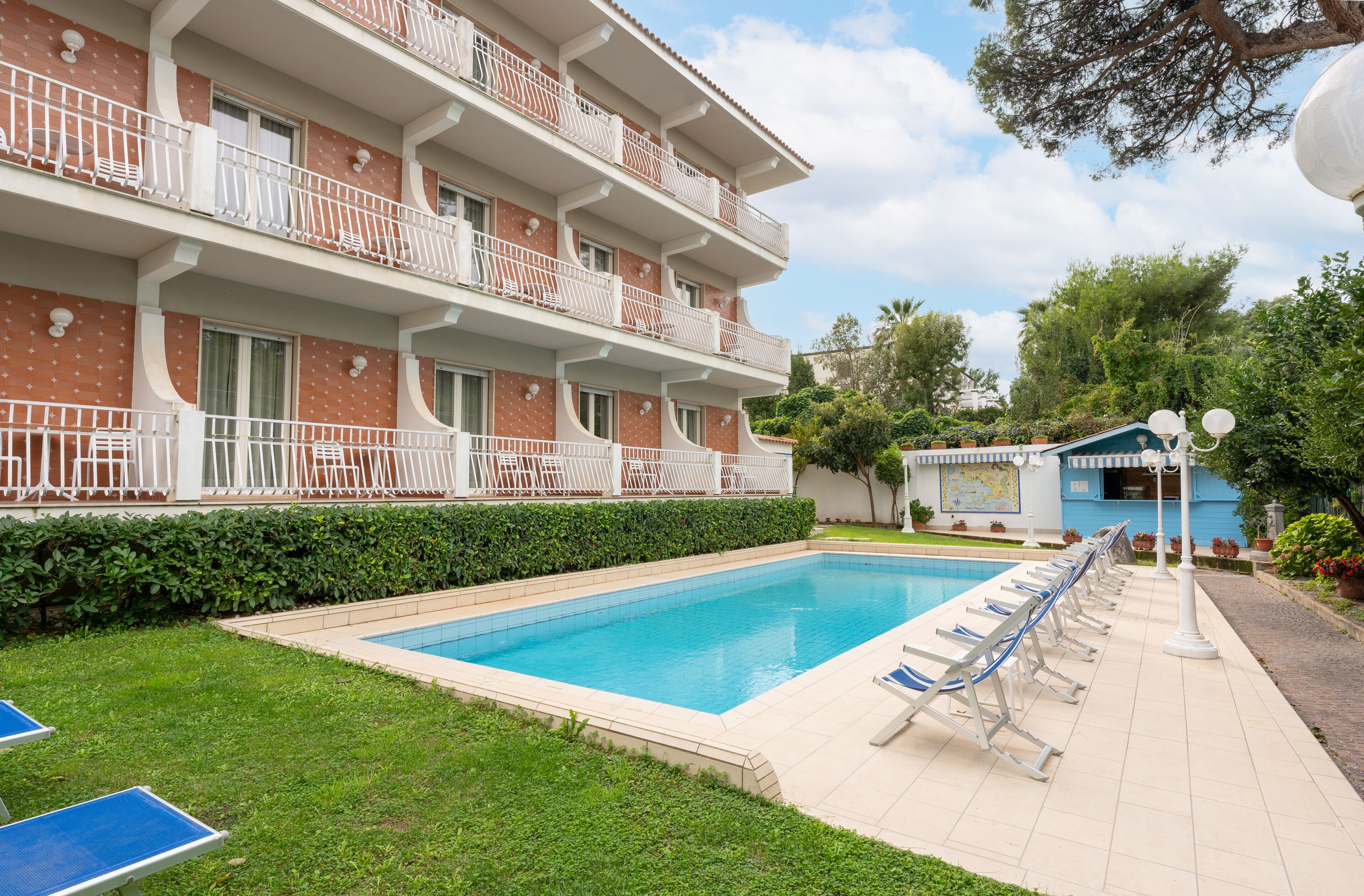 Sesongbasert utendørsbasseng og solsenger