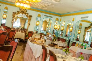 Breakfast, lunch and dinner served - Eliseo Park's (Sant'Agnello)