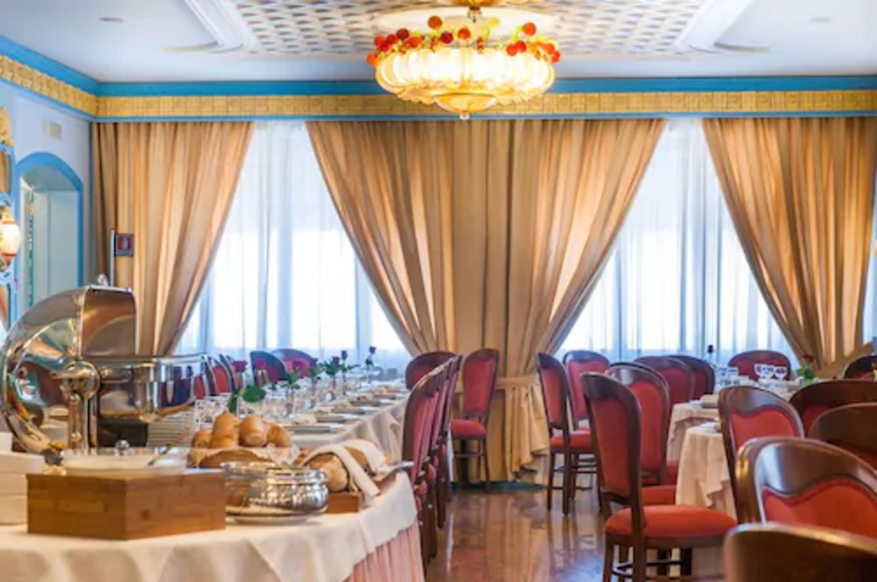 breakfast, lunch and dinner served