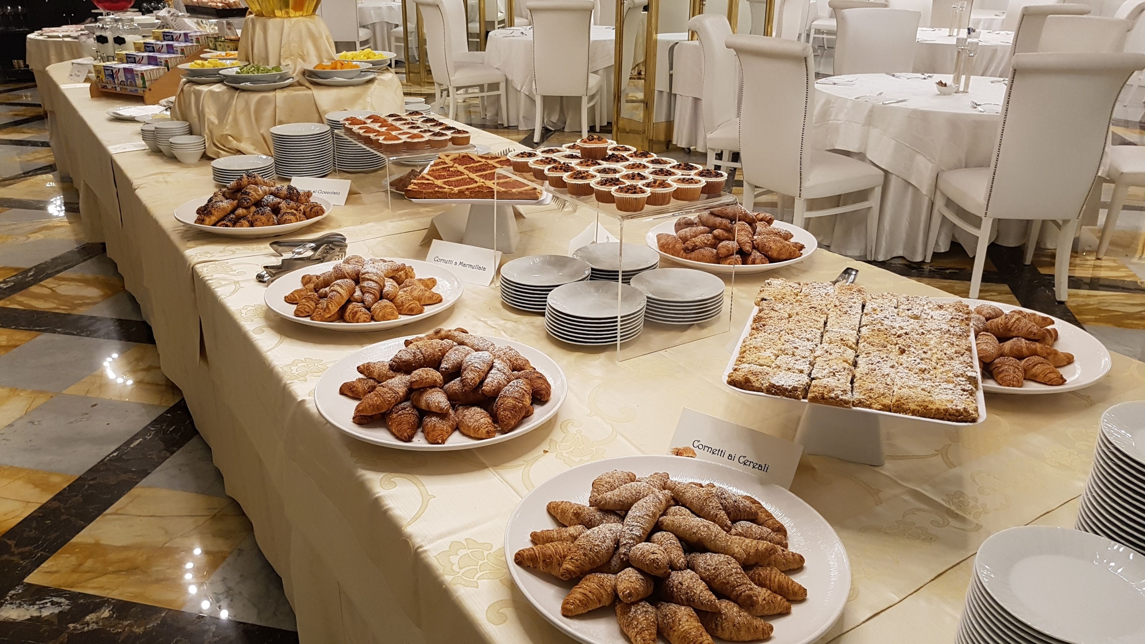 Petit déjeuner buffet (20 EUR par personne)
