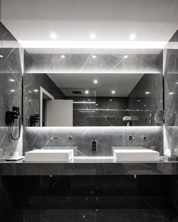 A modern bathroom with two sinks, a large mirror, and a shower area. - Hotel Ariston (Capaccio-Paestum)