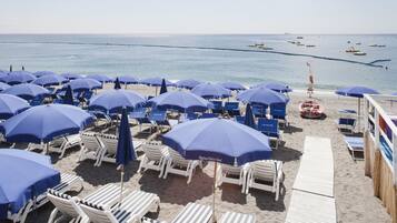 Privat strand i nærheten, strandtelt (mot et tillegg) og solsenger
