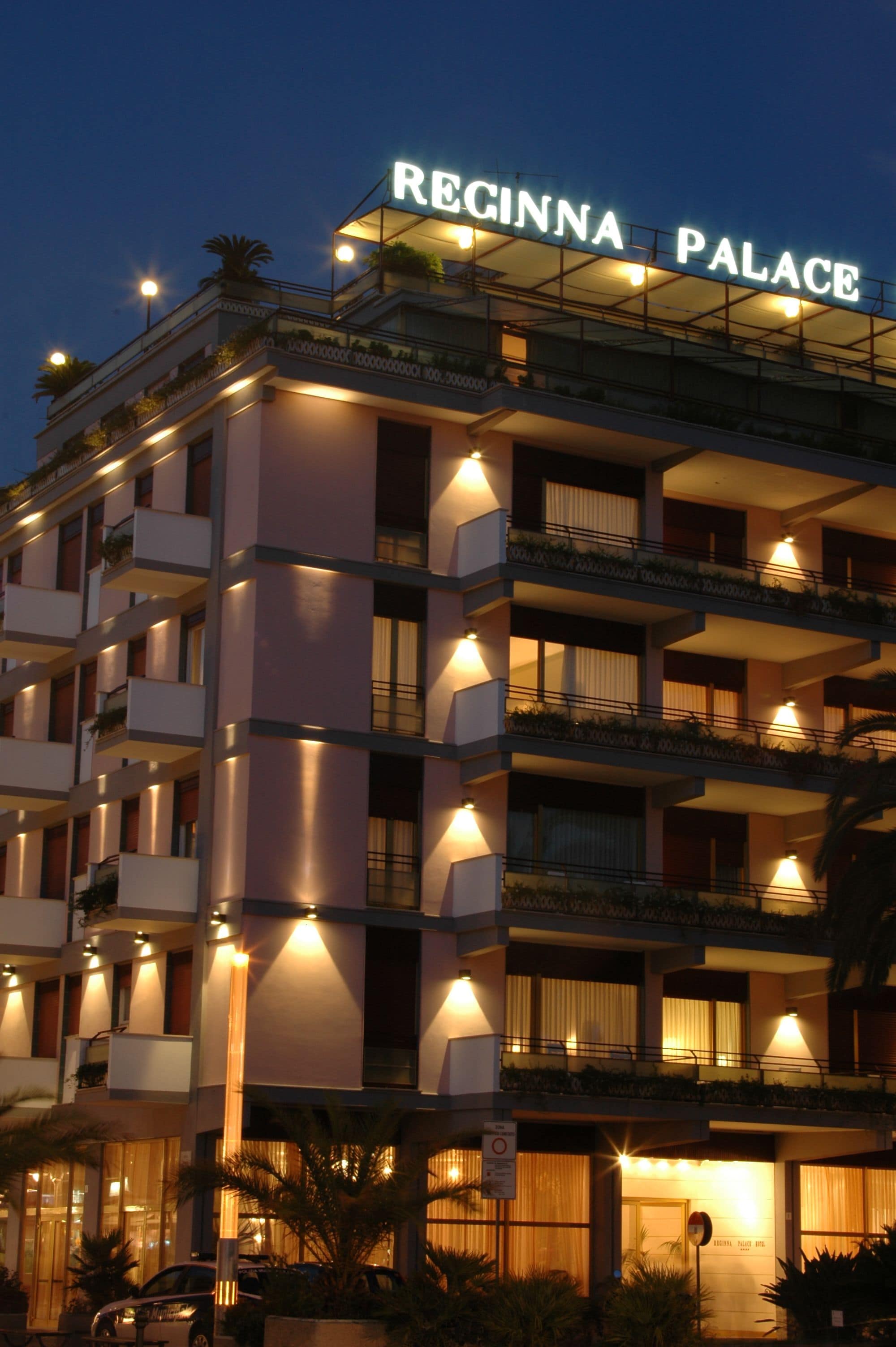 واجهة المنشأة - في المساء/الليل