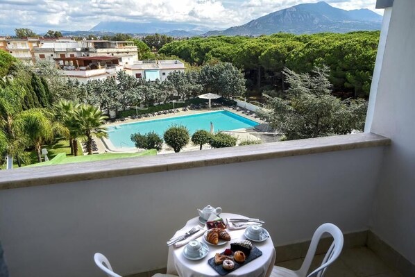 Classic Double Room, Balcony, Garden View | Outdoor dining