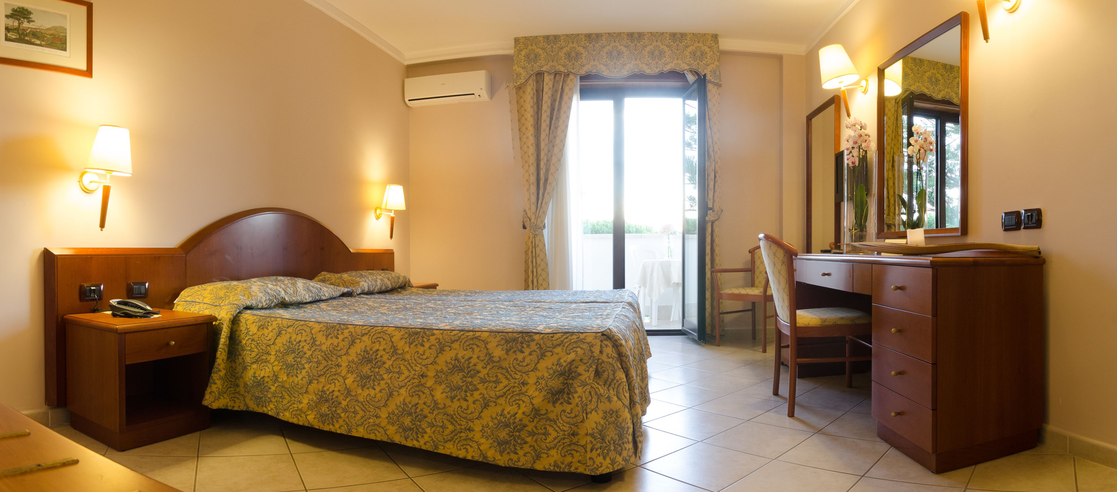 Habitación cuádruple | Caja de seguridad en la habitación y escritorio 