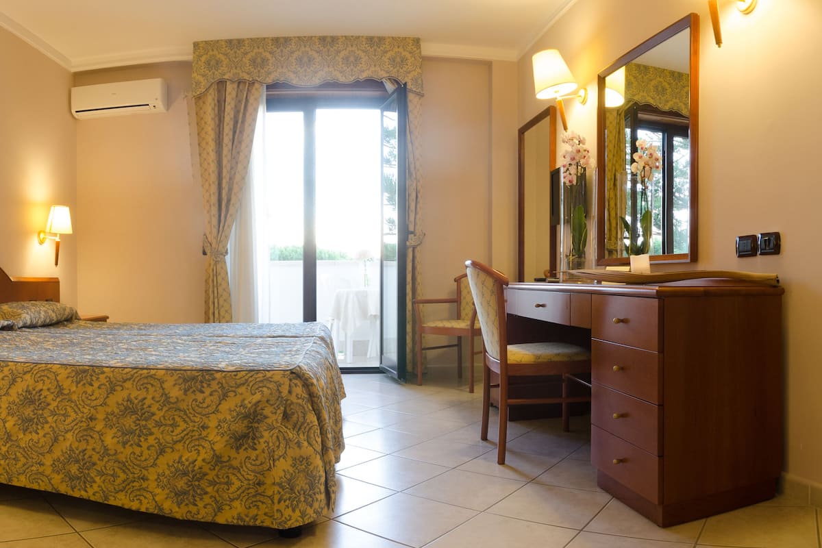 Habitación cuádruple | Caja de seguridad en la habitación y escritorio