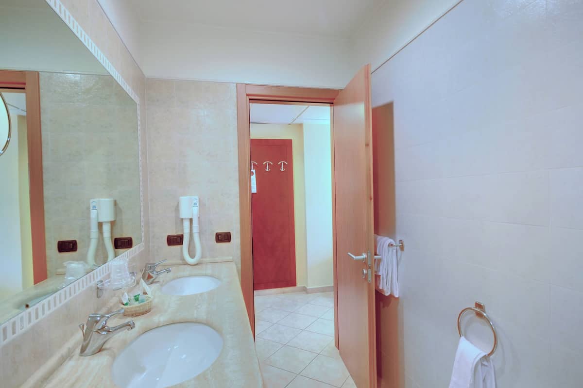 Habitación doble | Baño | Amenidades de baño gratuitas, secadora de cabello, bidet, toallas