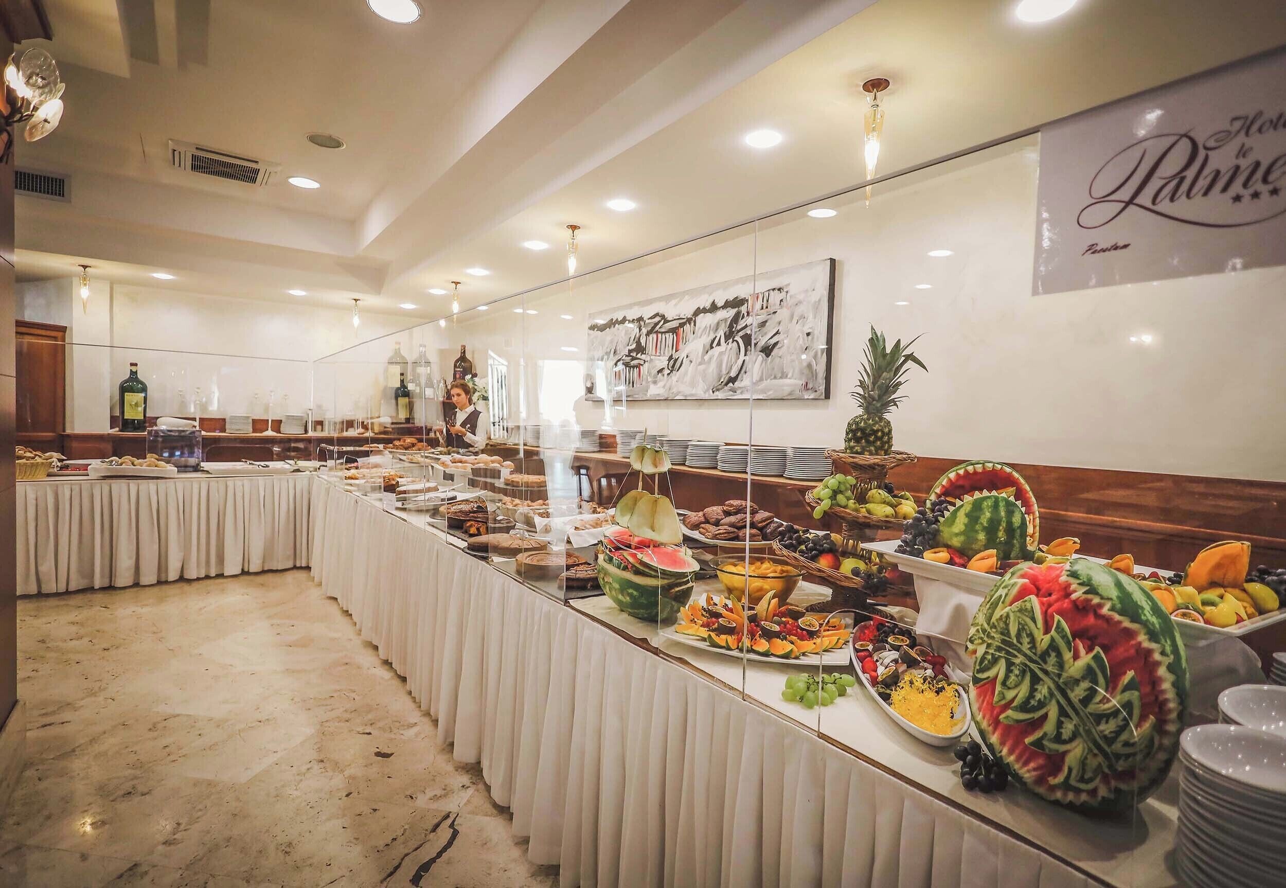 بوفيه فطور مجانًا يوميًا