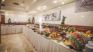 Disposición de bufé con diferentes alimentos y un espejo grande.