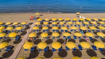 Spiaggia privata nelle vicinanze, sabbia bianca, lettini da mare