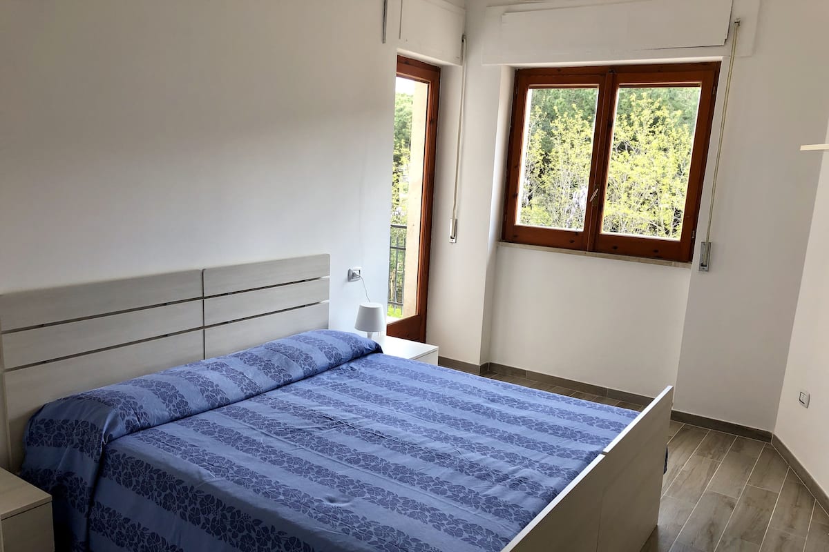Departamento, 1 habitación, en edificio contiguo | Caja de seguridad en la habitación y escritorio