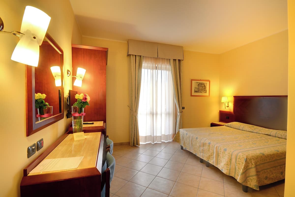 Dobbeltrom | Safe på rommet, skrivebord, skrivebord for bærbar PC og barnesenger