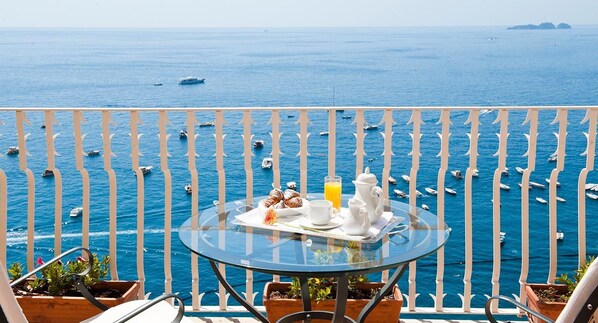 Breakfast and dinner served, local cuisine