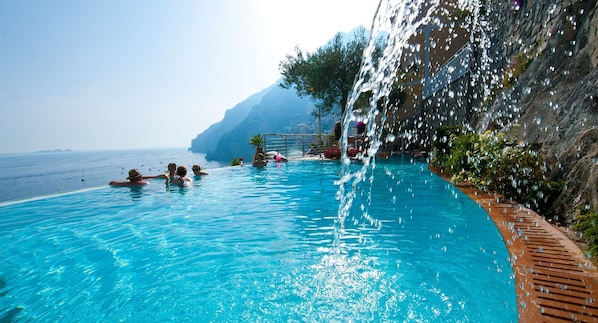 Piscine extérieure, chaises longues