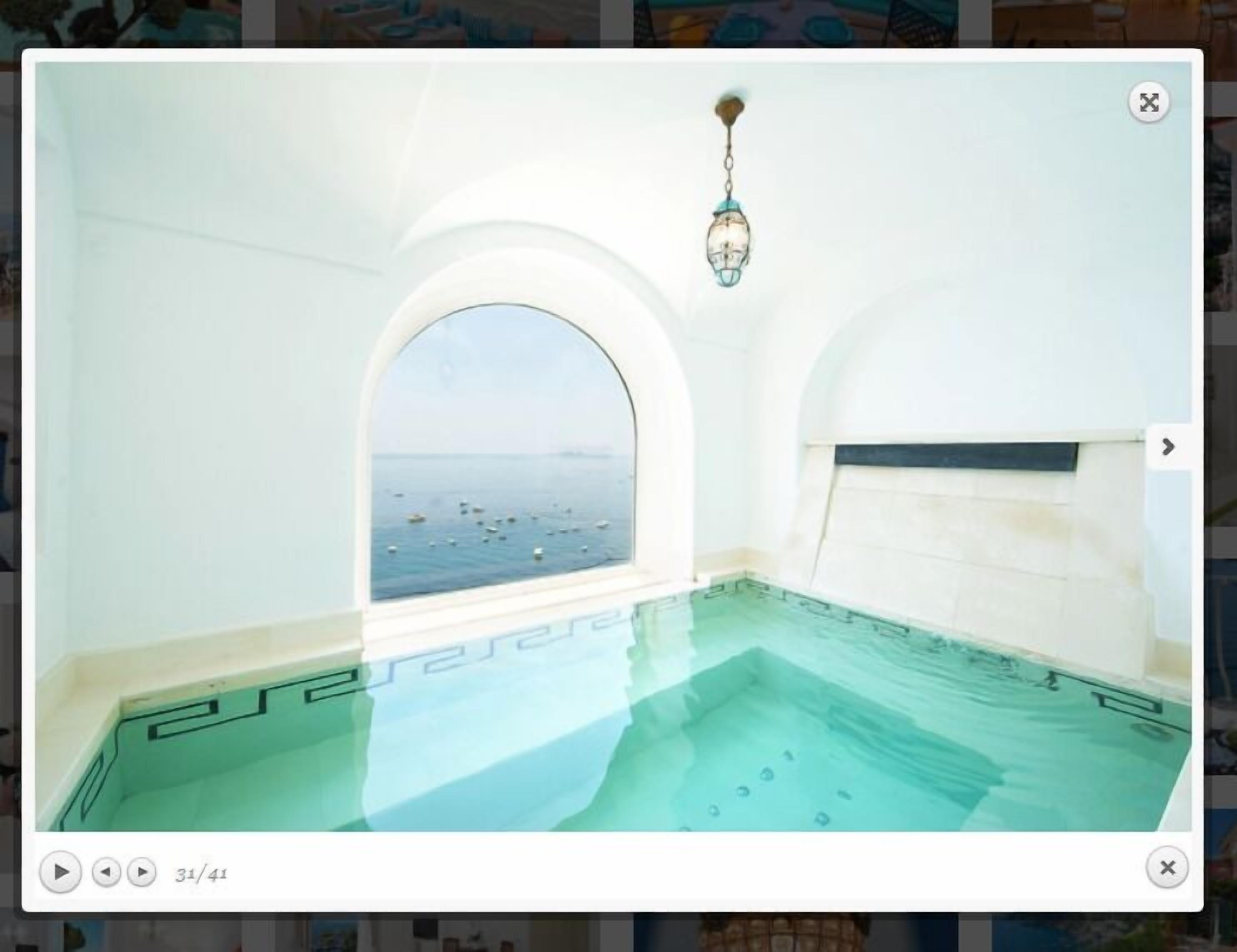 Ein Pool mit freiem Blick auf das Meer.