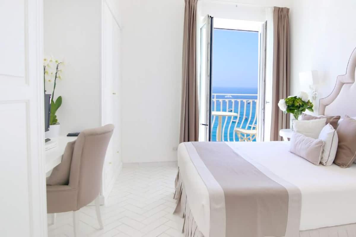 Deluxe Suite, Sea View | Minibar, in-room safe, soundproofing, free WiFi
