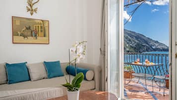 Junior Suite, Balcony, Sea View | Peralatan tempat tidur premium, bar mini, peti besi dalam bilik