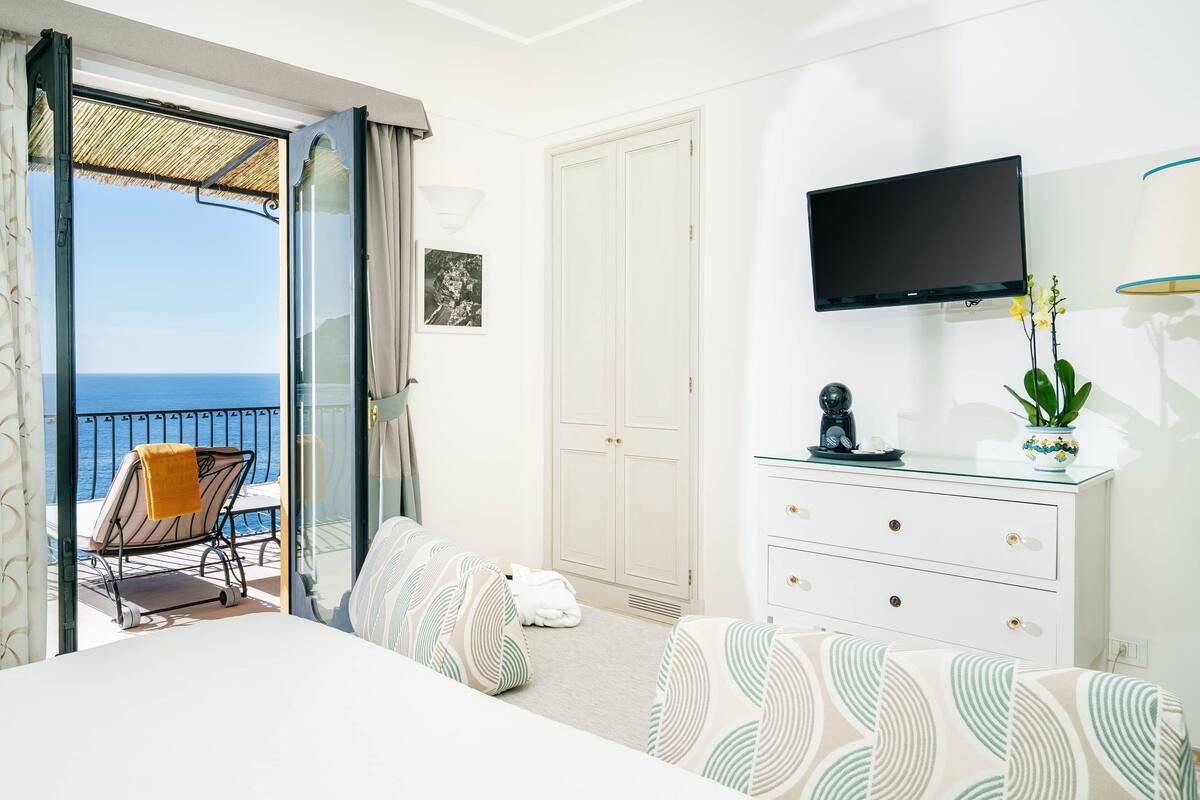 junior suite, balcony, sea view | 2 bedrooms, premium bedding, minibar, in-room safe
