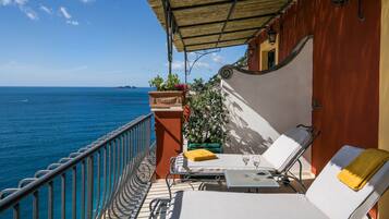 2 bedrooms, premium bedding, minibar, in-room safe