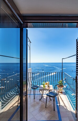 Classic Room with Double Bed or 2 Single Beds, Front or Side Sea View | Vue sur l’eau
