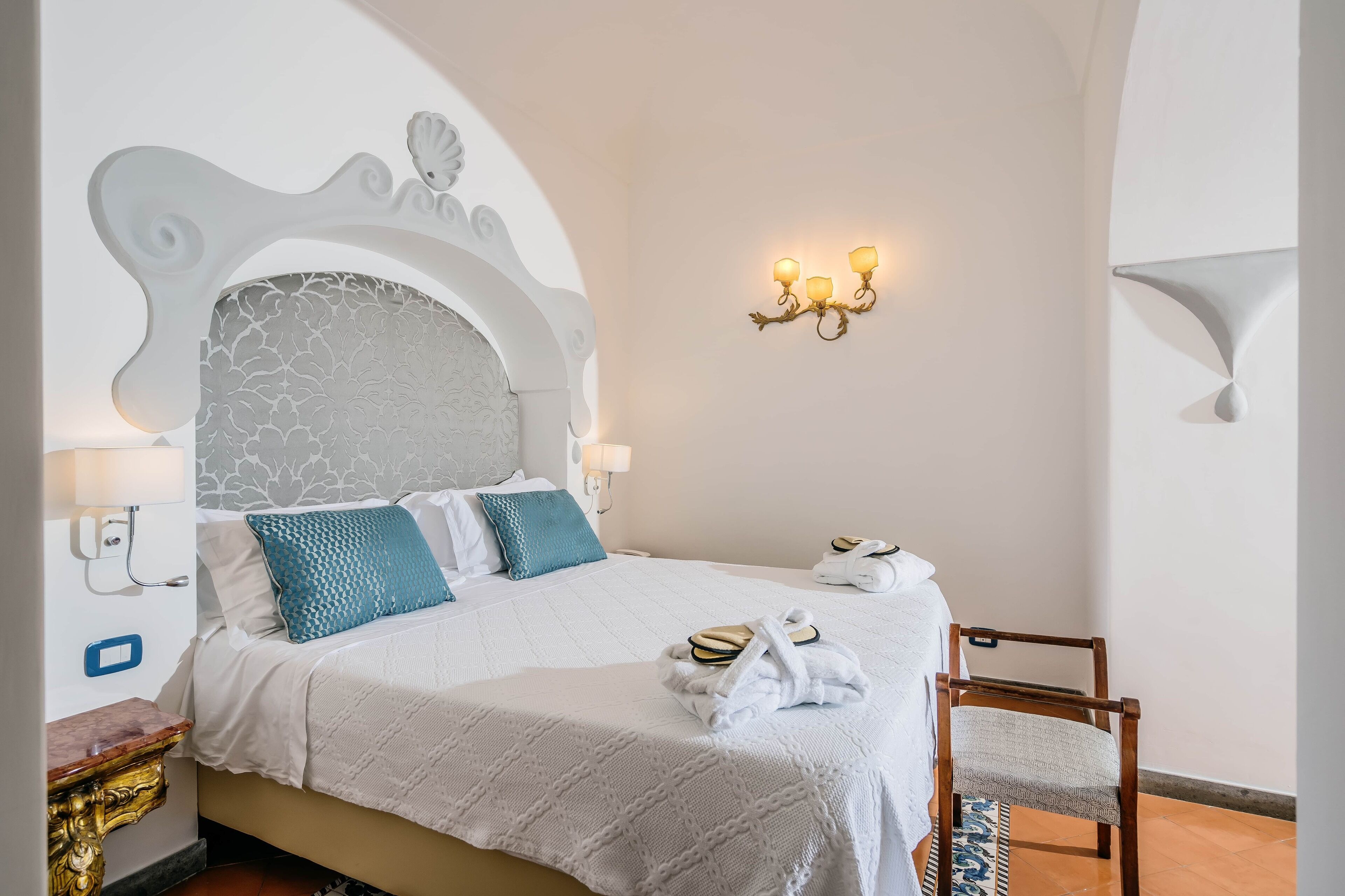 Suite Junior, balcone, vista mare | Biancheria da letto di alta qualità, minibar, una cassaforte in camera