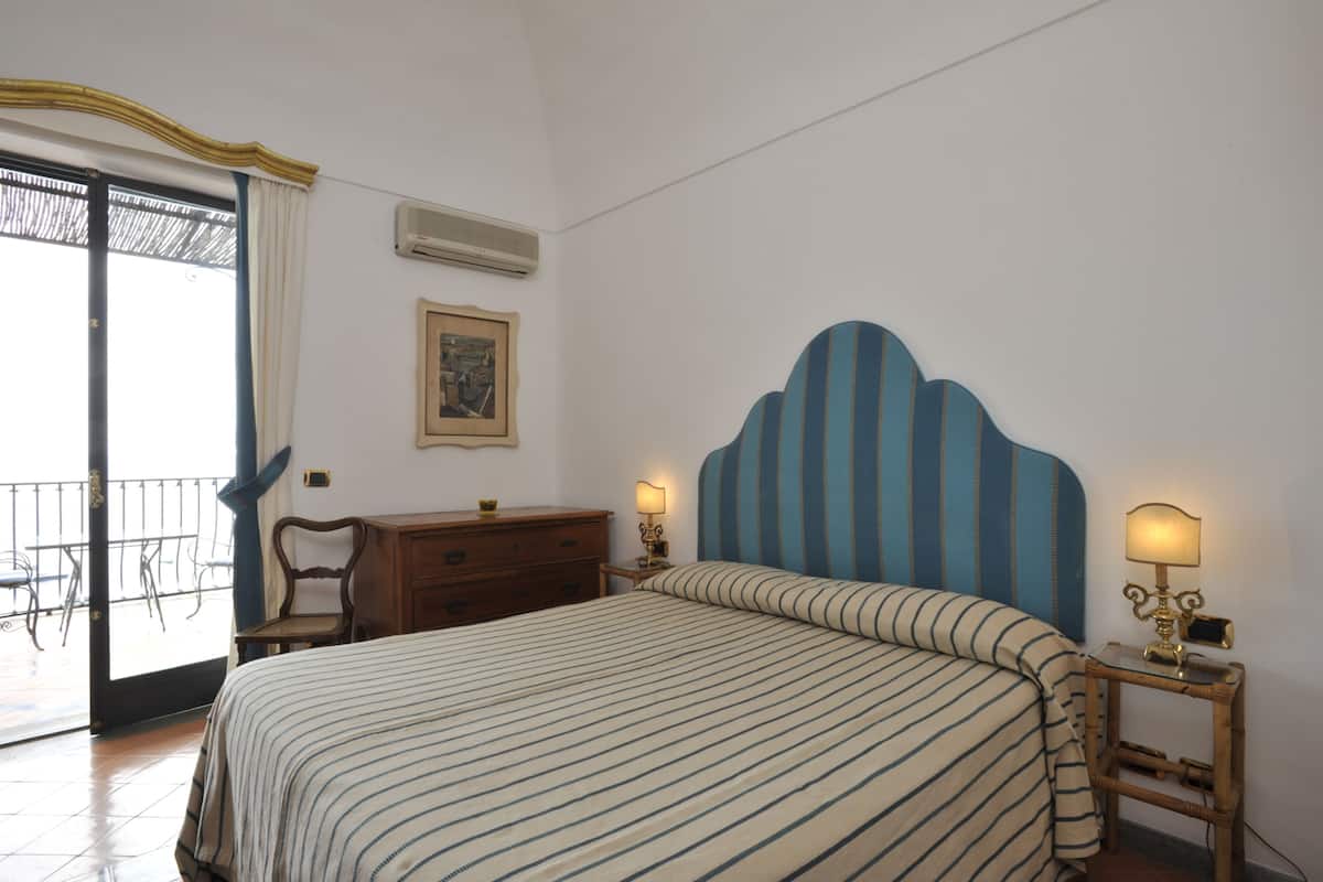 2 bedrooms, premium bedding, minibar, in-room safe
