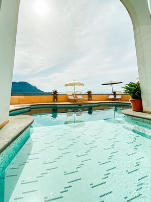 Piscine extérieure (ouverte en saison), parasols de plage