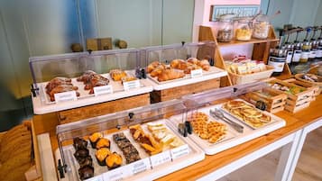 Petit déjeuner buffet servi tous les jours en supplément
