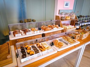Petit déjeuner buffet servi tous les jours en supplément