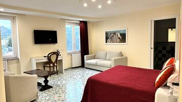 Minibar, escritorio, sistema de insonorización y cunas gratuitas