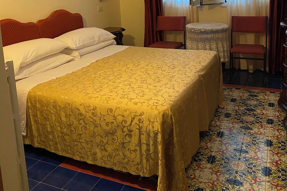 Minibar, bureau, chambres insonorisées, lits bébé (gratuits)