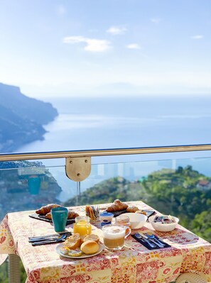 Daily buffet breakfast (EUR 10 per person) - Hotel Bonadies (Ravello)