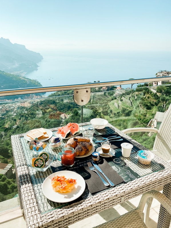 Daily buffet breakfast for a fee