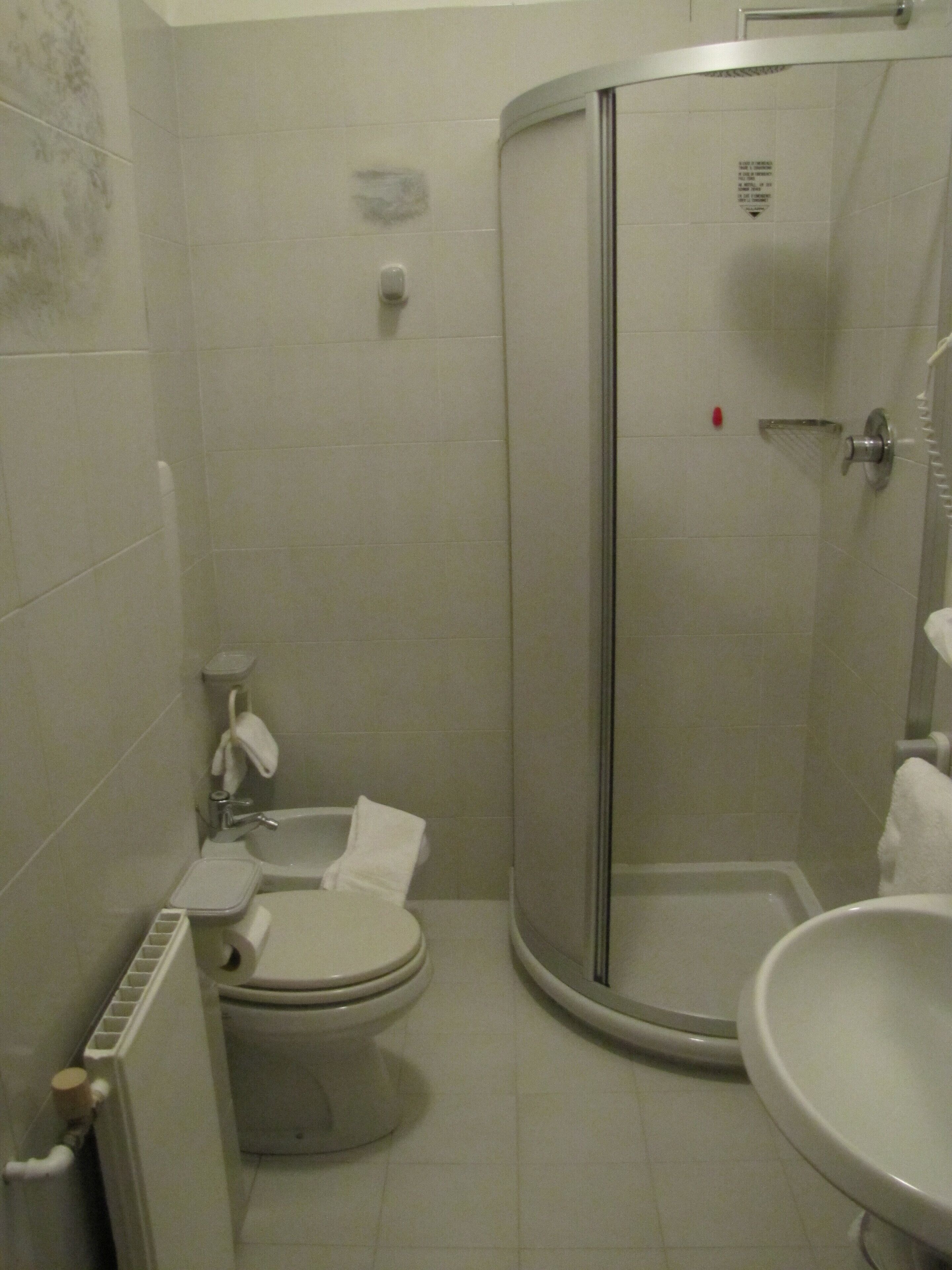 single room | bathroom | free toiletries, hair dryer, bidet, towels