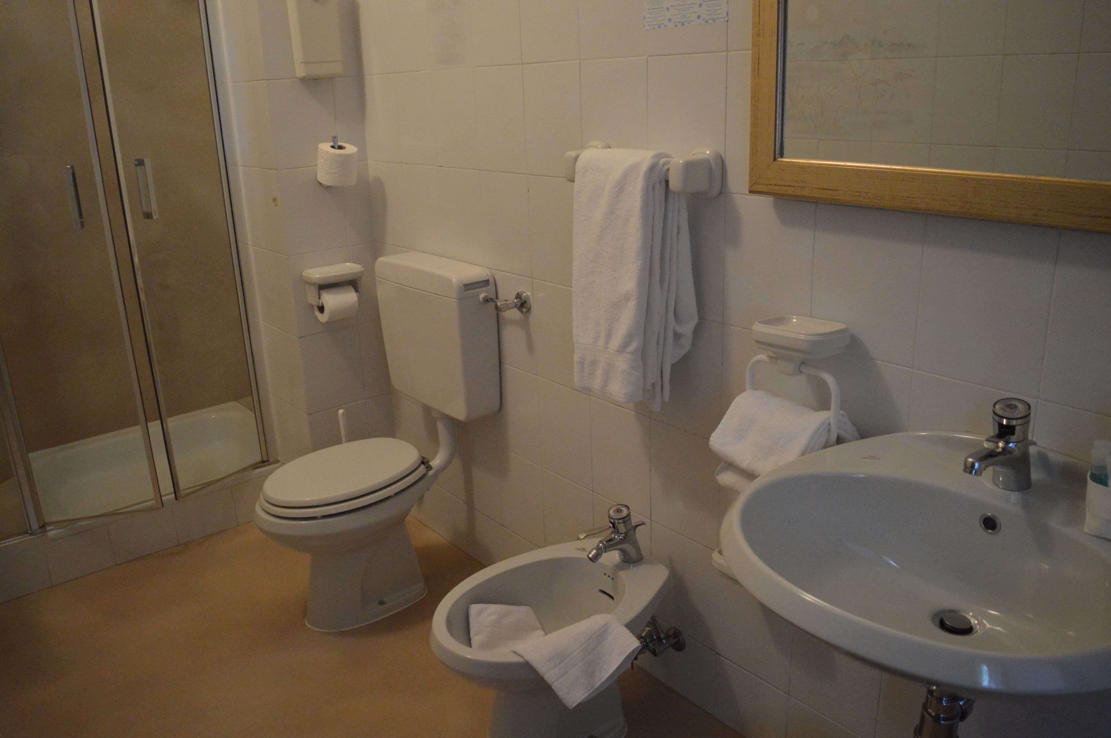 triple room | bathroom | free toiletries, hair dryer, bidet, towels