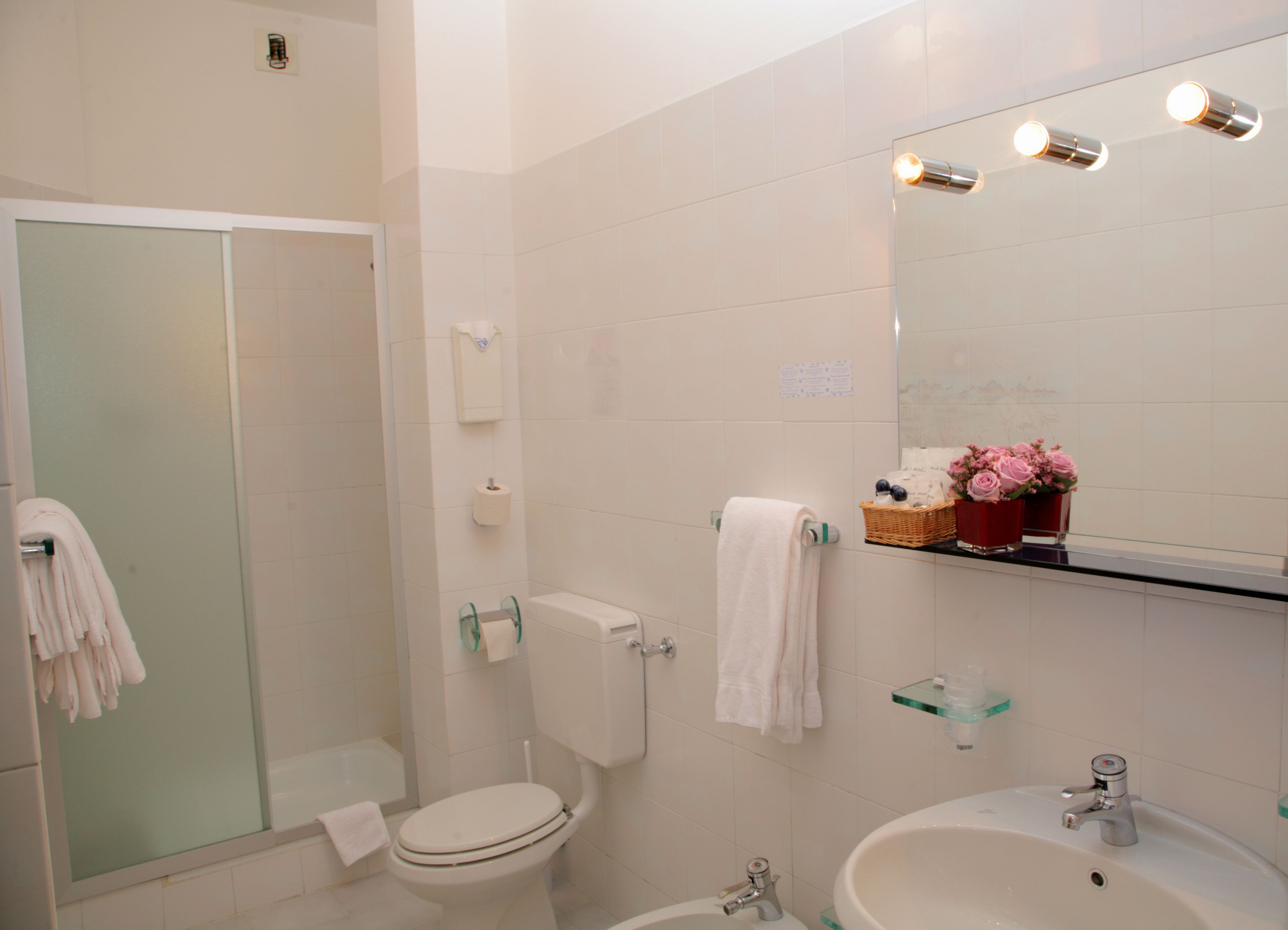 triple room | bathroom | free toiletries, hair dryer, bidet, towels