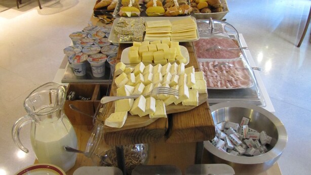 Een buffet met verschillende gerechten en bijbehorende sauzen.
