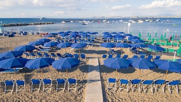 Playa privada en los alrededores y sombrillas