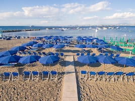 Playa privada en los alrededores, sombrillas