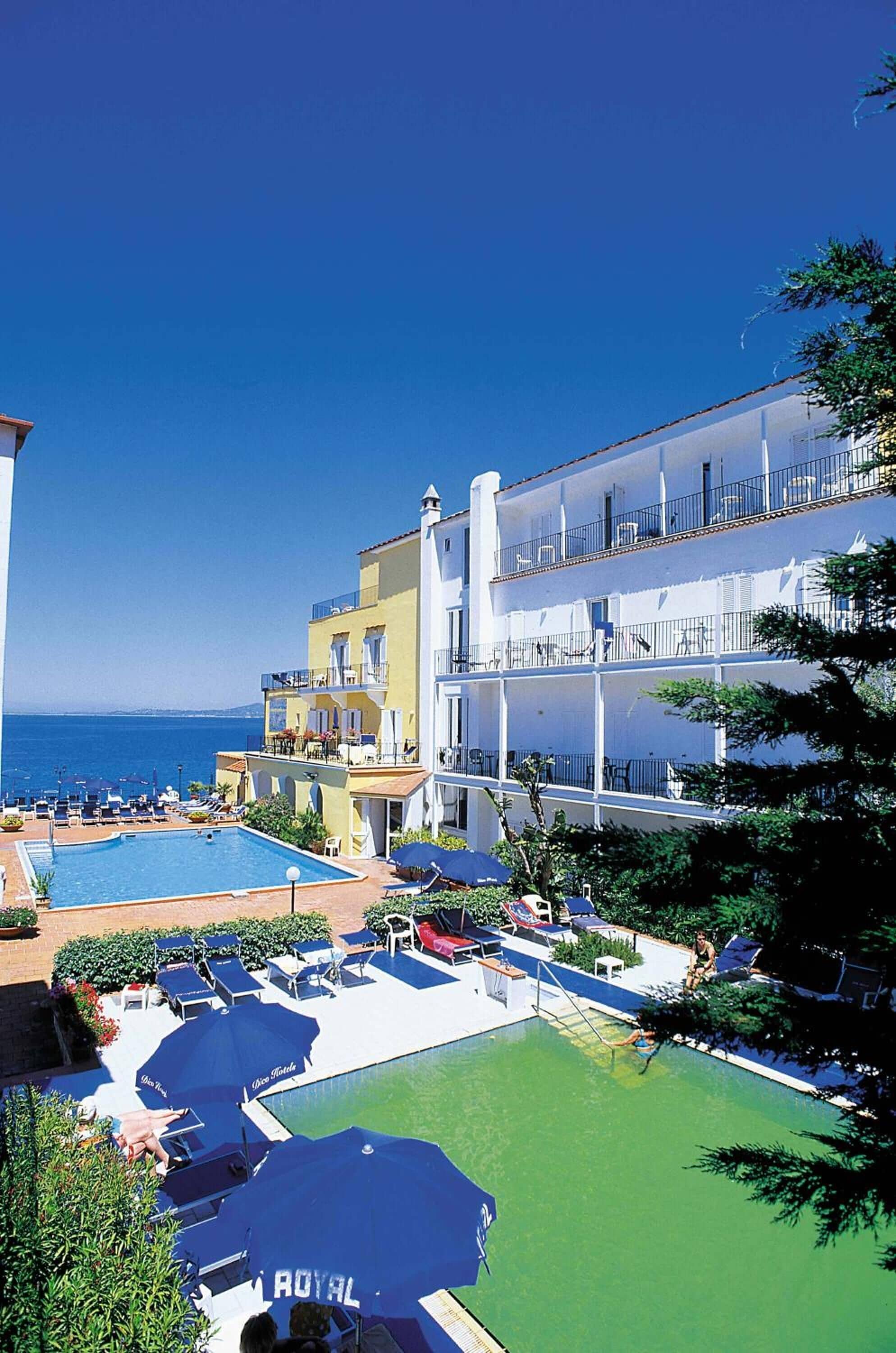 2 outdoor pools, a rooftop pool, pool umbrellas, sun loungers