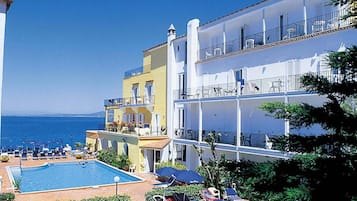 2 outdoor pools, a rooftop pool, pool umbrellas, sun loungers