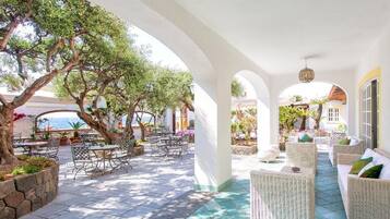 Aperto a colazione, pranzo e cena, cucina locale