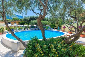 Innenpool, 2 Außenpools, Sonnenschirme, Liegestühle