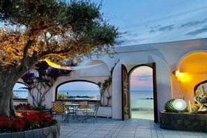 Outdoor dining - La Scogliera (Forio)