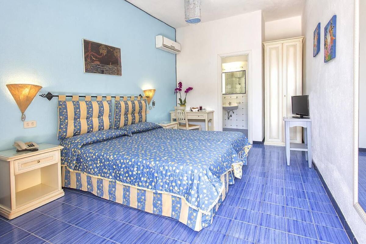 1 bedroom, minibar, in-room safe, desk