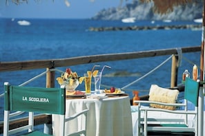 Outdoor dining - La Scogliera (Forio)