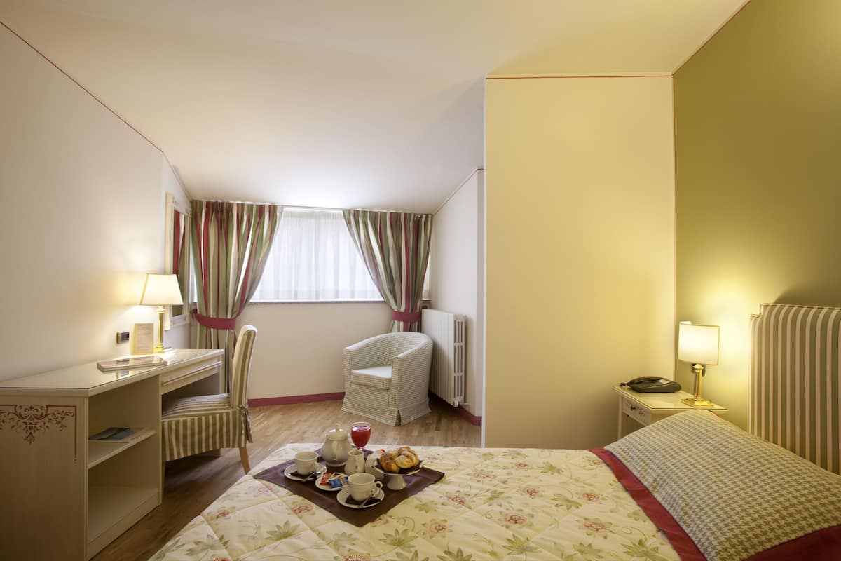 Hypoallergeen beddengoed, een minibar, een kluis op de kamer, een bureau