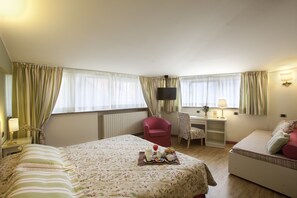 Habitación triple familiar | Ropa de cama hipoalergénica y minibar 